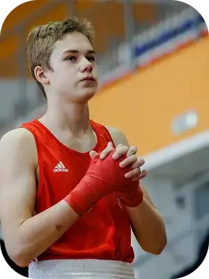 Боксёр готовится к бою в углу ринга