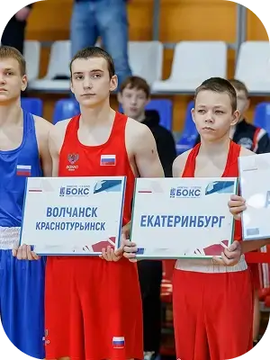 Спортсмены с табличками своих команд